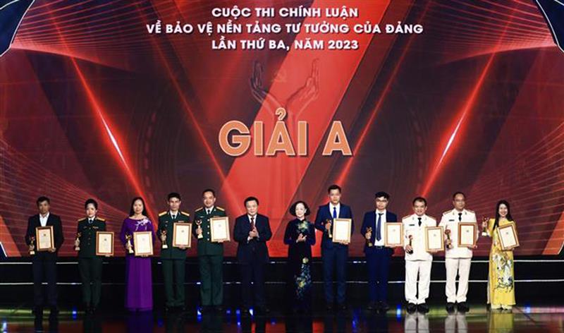Ủy viên Bộ Chính trị, Thường trực Ban Bí thư, Trưởng Ban Tổ chức Trung ương Trương Thị Mai, Ủy viên Bộ Chính trị, Giám đốc Học viện Chính trị Quốc gia Hồ Chí Minh, Chủ tịch Hội đồng Lý luận Trung ương Nguyễn Xuân Thắng - Phó Trưởng Ban Chỉ đạo 35 Trung ương trao giải A cho các tác giả, nhóm tác giả.
