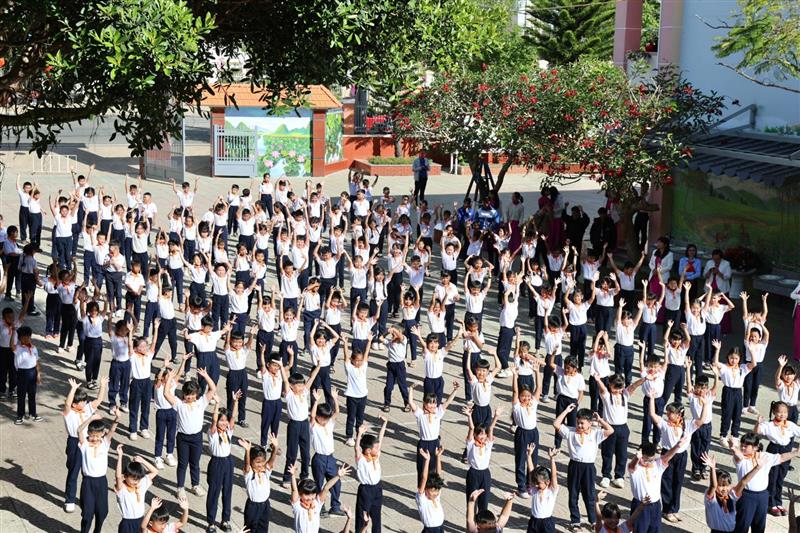 Thiếu nhi tham gia màn đồng diễn kết nối trực tuyến với các điểm cầu trên cả nước. Ảnh: Báo Lâm Đồng điện tử.