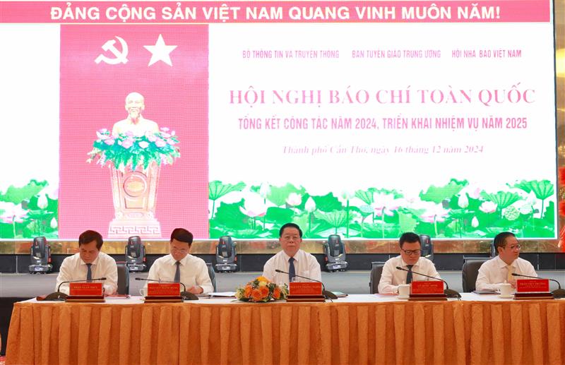 Các đồng chí chủ trì Hội nghị