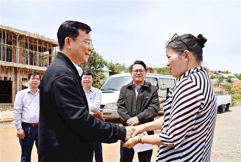 Phó Bí thư Tỉnh ủy, Chủ tịch UBND tỉnh - Hồ Văn Mười trao đổi với bà Nguyễn Thị Vân Anh - 1 trong 7 hộ dân chưa thống nhất phương án đền bù để bàn giao mặt bằng thuộc dự án Đường vành đai Đà Lạt. Ảnh: Chính Thành