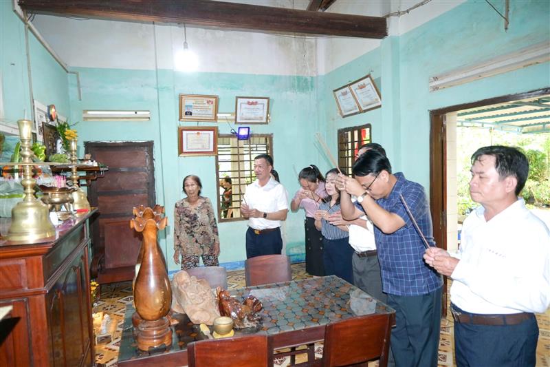 Đoàn đến thăm, thắp hương tại gia đình bà Lê Thị Tám