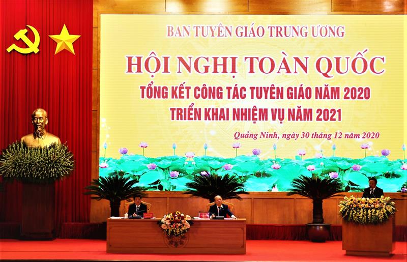 Các đồng chí chủ trì Hội nghị.