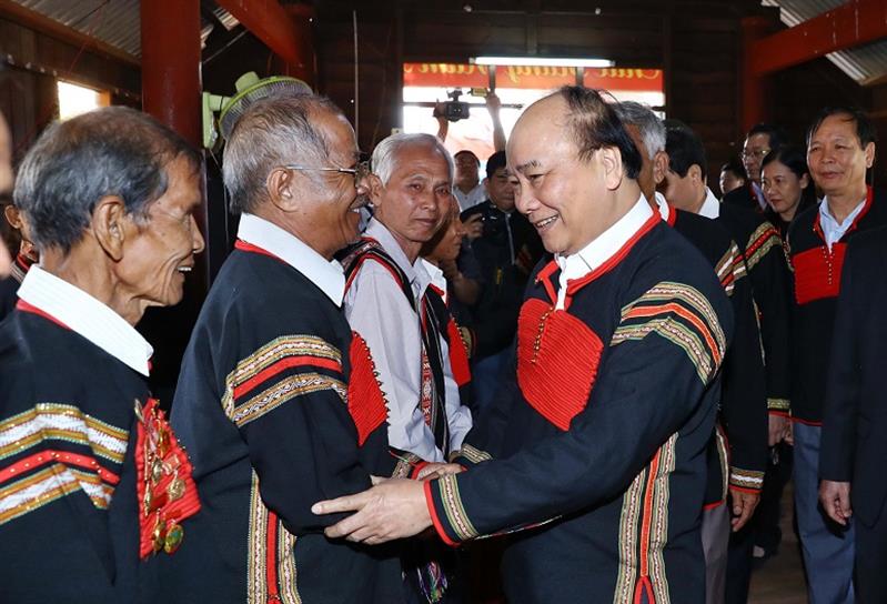 Chủ tịch nước Nguyễn Xuân Phúc thăm hỏi đồng bào buôn Nui, xã Tâm Thắng, huyện Cư Jút, tỉnh Đắk Nông. (Ảnh: TTXVN)