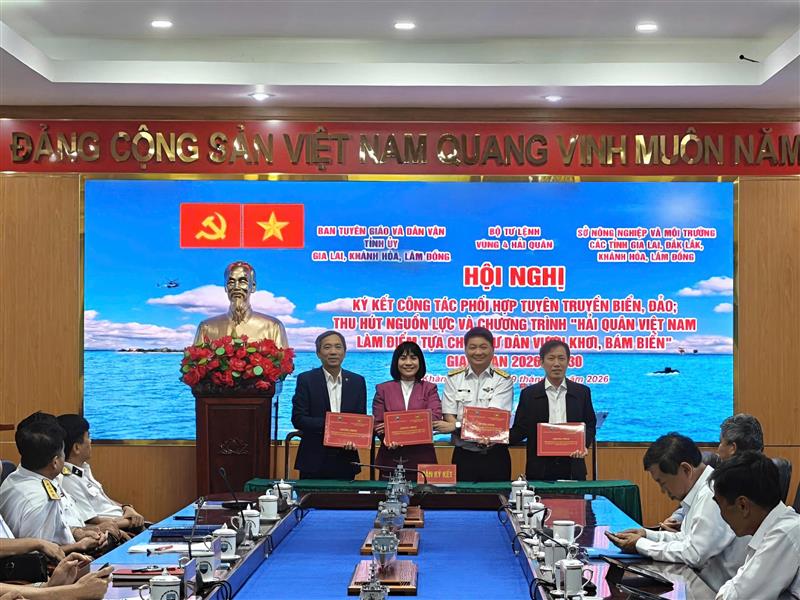 Lễ ký kếp phối hợp tuyên truyền biển đảo và thu hút nguồn nhân lực