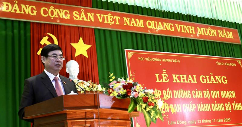 Đồng chí Trần Đình Văn – Phó Bí thư Thường trực Tỉnh ủy, Trưởng đoàn Đại biểu Quốc hội đơn vị tỉnh Lâm Đồng phát biểu khai giảng lớp bồi dưỡng.