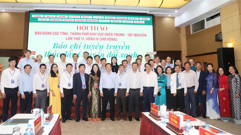 Lãnh đạo tỉnh Lâm Đồng chụp hình lưu niệm cùng các trưởng đoàn báo Đảng địa phương tham dự hội thảo.