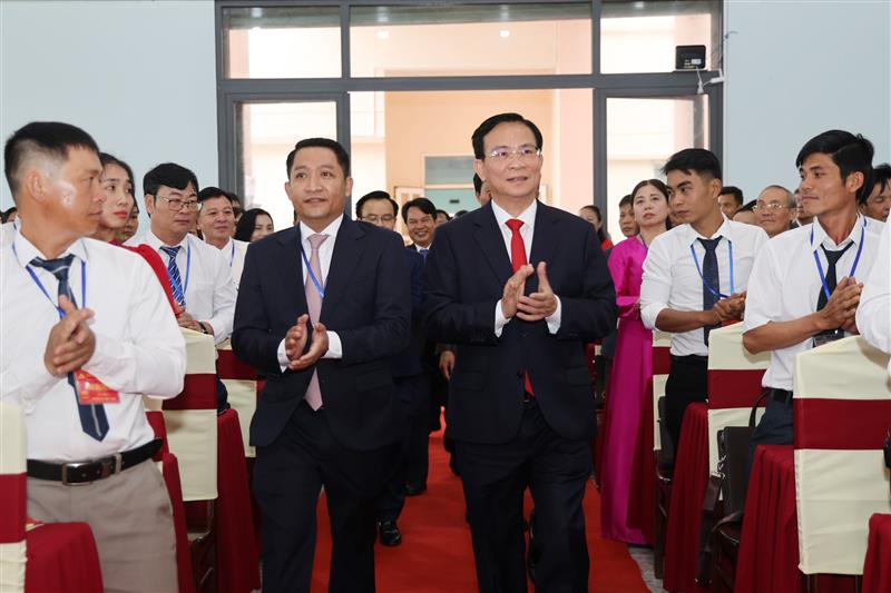 Phó Bí thư Tỉnh ủy, Chủ tịch UBND tỉnh Lâm Đồng Hồ Văn Mười đến dự Đại hội Đảng bộ xã Nhân Cơ