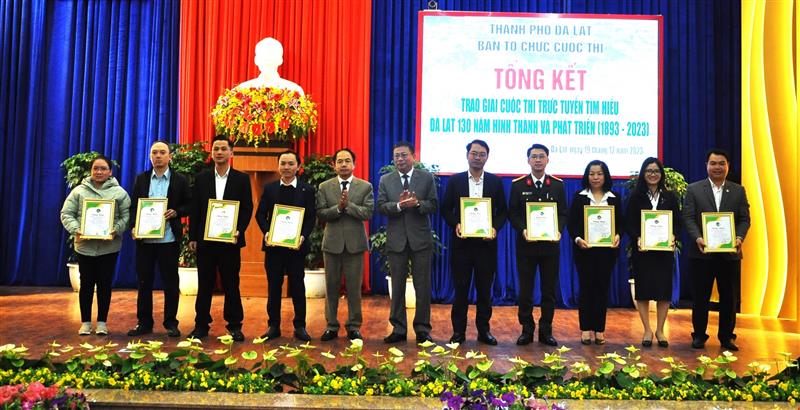 Ban tổ chức trao giải cho các tập thể tích cực tham gia cuộc thi.