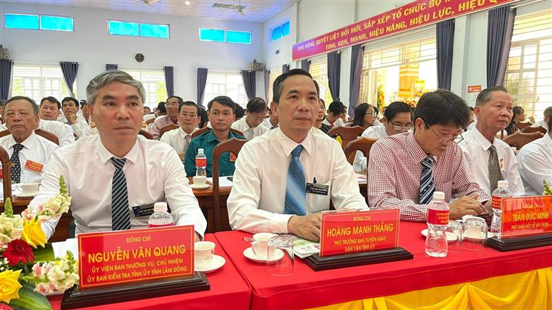 Đồng chí Nguyễn Văn Quang, Ủy viên Ban Thường vụ, Chủ nhiệm Ủy ban Kiểm tra Tỉnh ủy Lâm Đồng và các đại biểu tham dự Đại hội