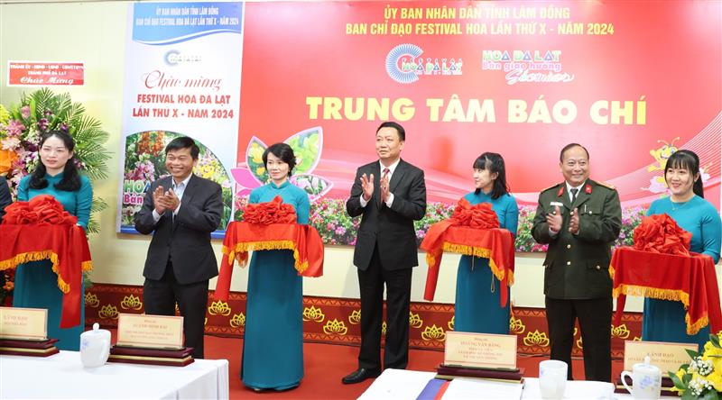 Lãnh đạo Ban Tuyên giáo Tỉnh uỷ và Sở Thông tin và Truyền thông cắt băng khai trương.