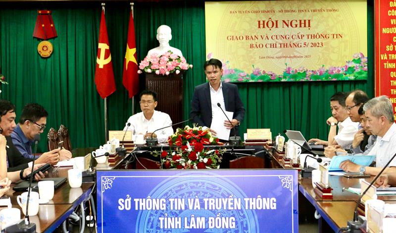 Phó Giám đốc Sở Thông tin và Truyền thông Vương Tôn Kiên thông tin tình hình hoạt động báo chí tháng 4/2023.