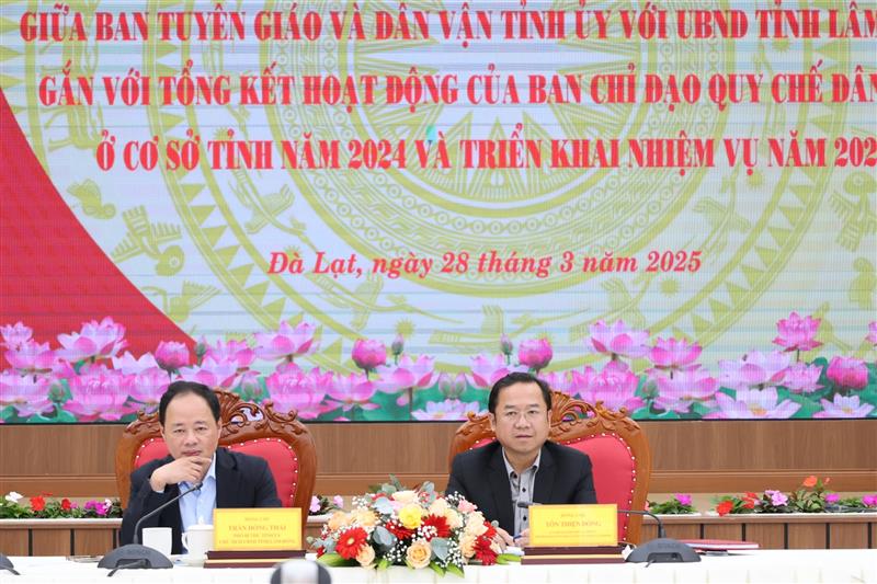 Chủ tịch UBND tỉnh Trần Hồng Thái cùng Trưởng Ban Tuyên giáo và Dân vận Tỉnh ủy chủ trì hội nghị