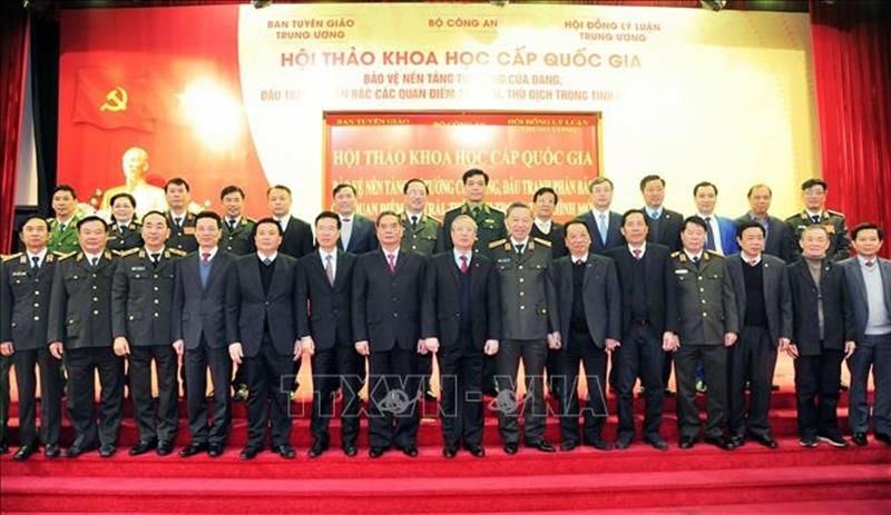 Đồng chí Trần Quốc Vượng, Ủy viên Bộ Chính trị, Thường trực Ban Bí thư với các đại biểu. Ảnh: Doãn Tấn/TTXVN