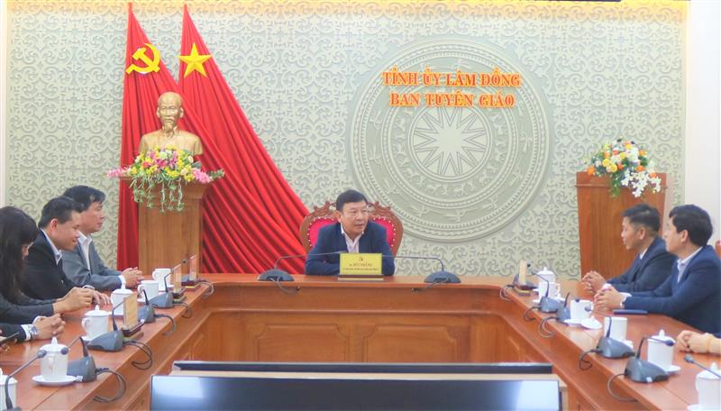Đồng chí Bùi Thắng, Ủy viên ban Thường vụ, Trưởng Ban Tuyên giáo Tỉnh ủy chủ trì buổi tiếp nhận.