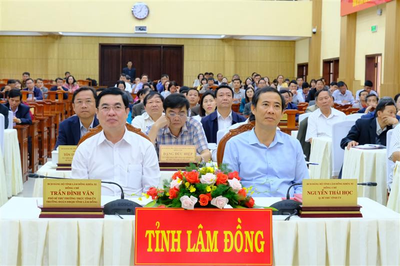 Quyền Bí thư Tỉnh ủy Nguyễn Thái Học và Phó Bí thư Thường trực Tỉnh ủy,  Trưởng Đoàn Đại biểu Quốc hội tỉnh Lâm Đồng Trần Đình Văn tham dự Hội nghị tại điểm cầu Hội trưởng Tỉnh ủy Lâm Đồng.