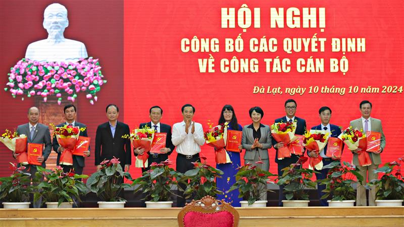 Thường trực Tỉnh uỷ trao quyết định, tặng hoa chúc mừng 7 cán bộ được điều động, bổ nhiệm.