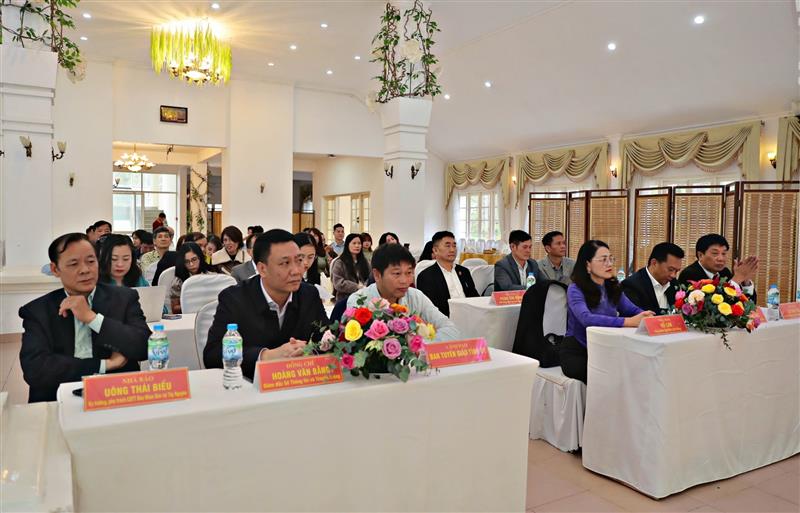 Lãnh đạo các sở, ban, cơ quan báo chí tỉnh dự lễ