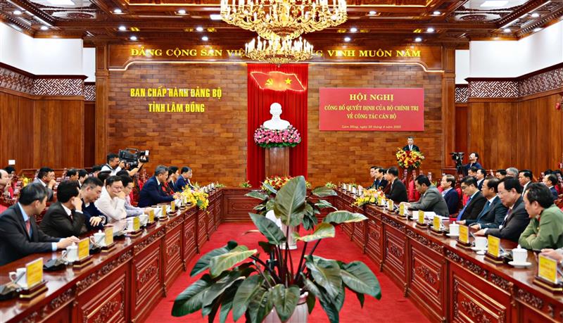 Quang cảnh Hội nghị công bố quyết định của Bộ Chính trị về công tác cán bộ