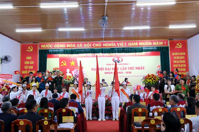 Các tầng lớp Nhân dân chúc mừng đại hội