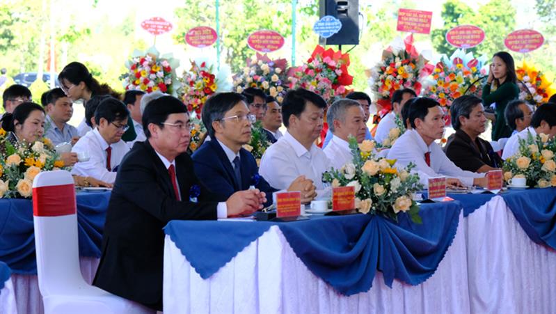 Các đại biểu tham dự buổi lễ.