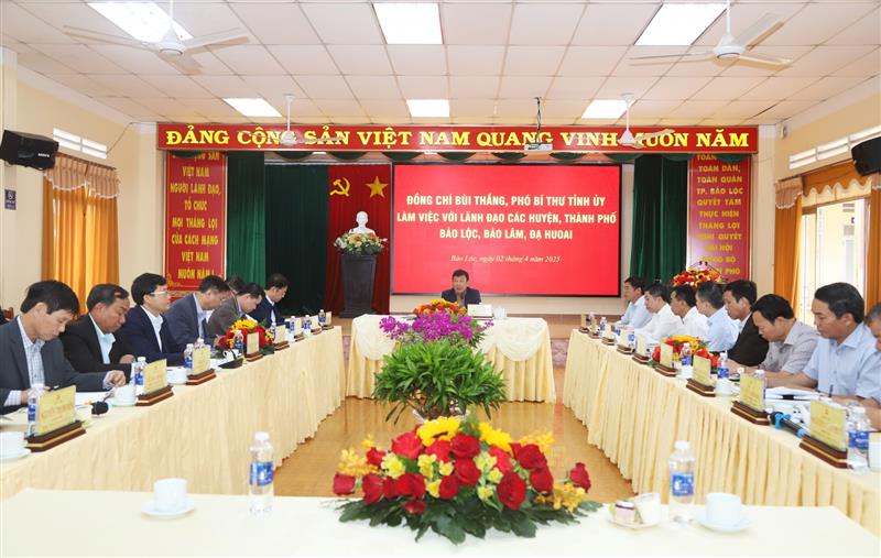 Quang cảnh buổi làm việc
