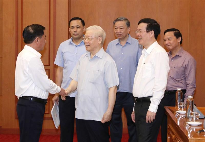 Tổng Bí thư Nguyễn Phú Trọng với các đồng chí Thường trực Ban Chỉ đạo Trung ương về phòng, chống tham nhũng, tiêu cực. (Ảnh: Tư liệu)