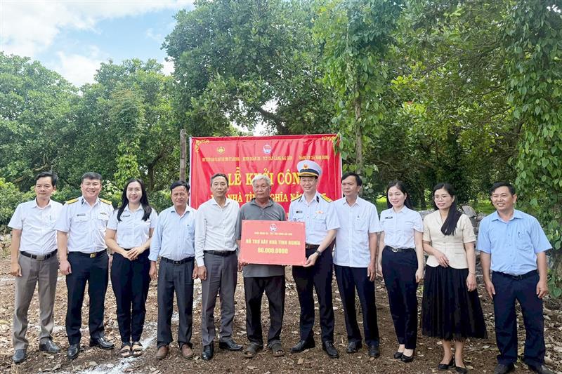 Binh đoàn 20 - Tổng Công ty Tân Cảng Sài Gòn hỗ trợ kinh phí và khởi công xây dựng nhà tình nghĩa cho gia đình chính sách Nông Văn Thảo