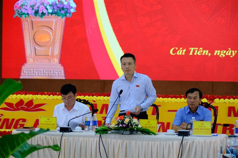 Chủ trì hội nghị.