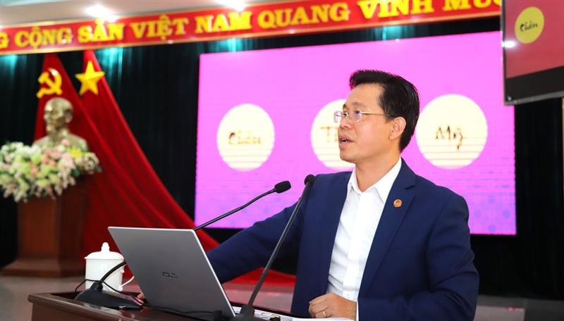 Đồng chí Trần Trung Hiếu - Phó Trưởng ban Thường trực Ban Tuyên giáo Tỉnh ủy Lâm Đồng quán triệt các nội dung của Chuyên đề 2023 tại điểm cầu trực tiếp.