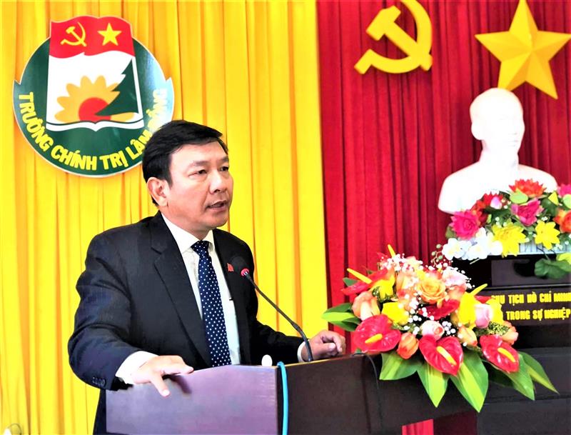 Đồng chí: Bùi Thắng, UVBTV, Trưởng Ban Tuyên giáo Tỉnh ủy phát biểu tại hội thảo.