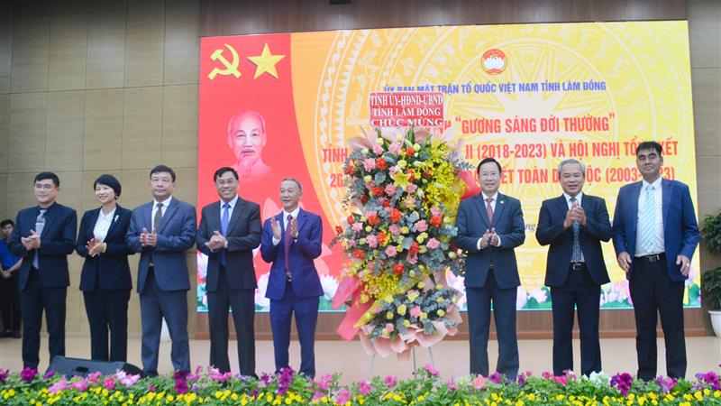 Lãnh đạo Tỉnh ủy - HĐND - UBND tỉnh tặng hoa chúc mừng Ủy ban MTTQ tỉnh.