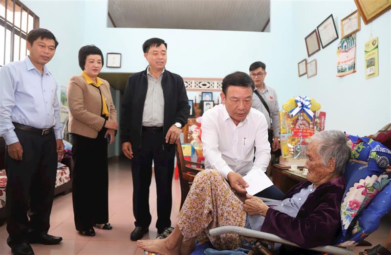 Đồng chí Bùi Thắng, Phó Bí thư Tỉnh ủy Lâm Đồng ân cần thăm hỏi sức khỏe và trao quà tri ân cho Mẹ Việt Nam Anh hùng Nguyễn Thị Có (97 tuổi, ngụ tại Phường B'Lao)