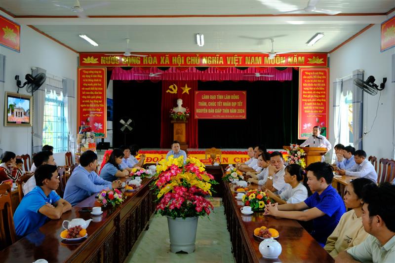 Thay mặt Tỉnh ủy, HĐND, UBND, Ủy ban MTTQ tỉnh, đồng chí Bùi Thắng ân cần thăm hỏi đời sống của các hộ gia đình.