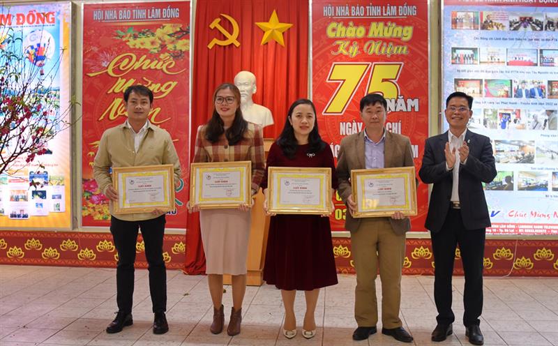 Ban tổ chức trao giấy khen cho các đơn vị tại Hội Báo Xuân.