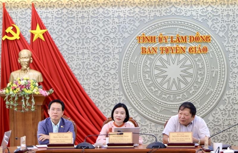 Chủ trì buổi làm việc.