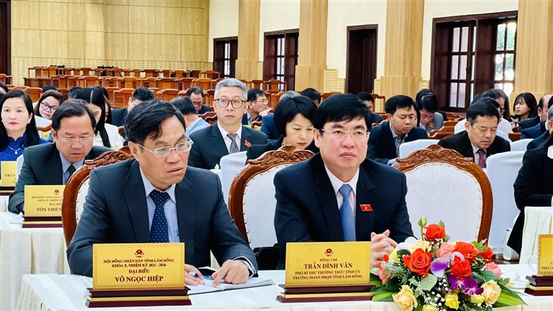 Phó Bí thư Thường trực Tỉnh ủy, Trưởng Đoàn ĐBQH Trần Đình Văn và Phó Chủ tịch UBND tỉnh Võ Ngọc Hiệp tham dự kỳ họp.