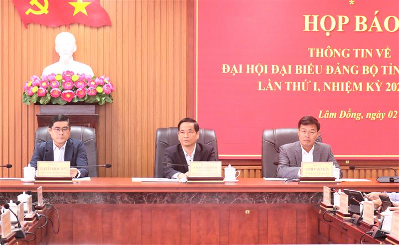 Các đồng chí chủ trì Hội nghị.