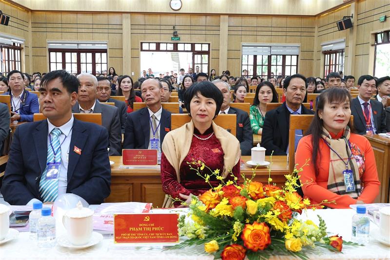 Đồng chí Phạm Thị Phúc, Phó Bí thư Tỉnh ủy, Chủ tịch Uỷ ban MTTQ Việt Nam tỉnh cùng các đại biểu tham dự Đại hội