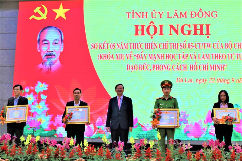 Cá nhân được khen thưởng