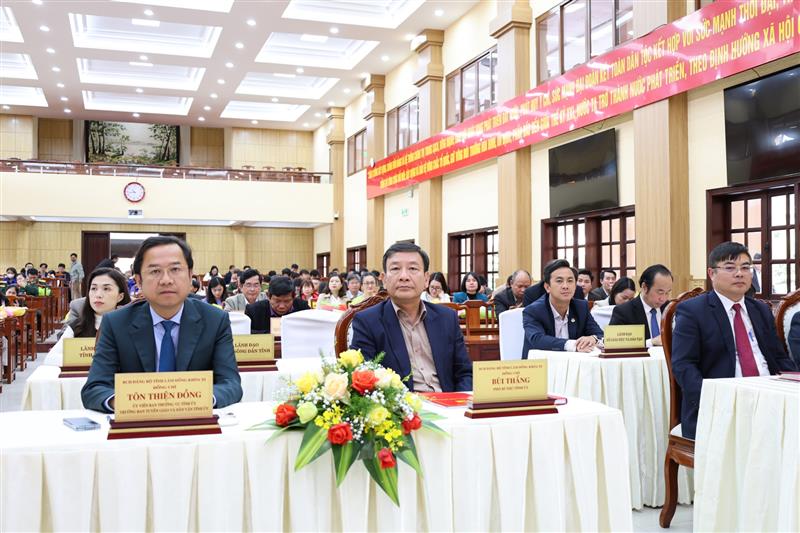 Đồng chí Bùi Thắng - Phó Bí thư Tỉnh ủy và đồng chí Tôn Thiện Đồng  - Trưởng Ban Tuyên giáo và Dân vận Tỉnh ủy tham dự chương trình