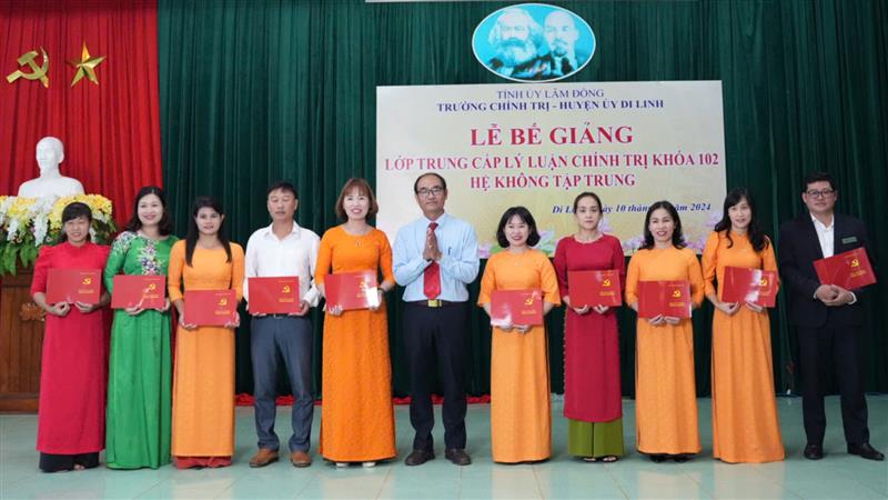 Đồng chí Phan Hồng Vinh - Trưởng Ban Tuyên giáo Huyện ủy Di Linh trao Bằng tốt nghiệp cho học viên.