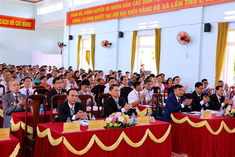 Lãnh đạo tỉnh Lâm Đồng, khách mời cùng 200 đại biểu dự Đại hội Đại biểu Đảng bộ xã Nam Dong lần thứ I