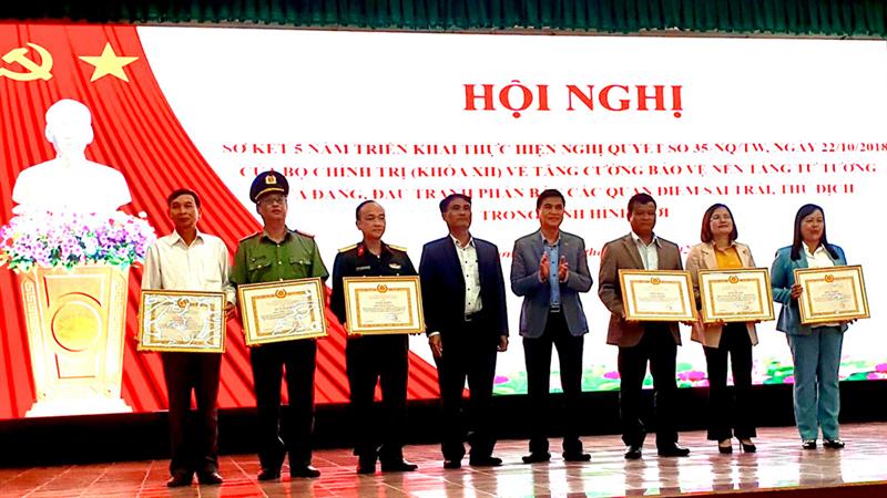 Khen thưởng các tập thể có thành tích xuất sắc.