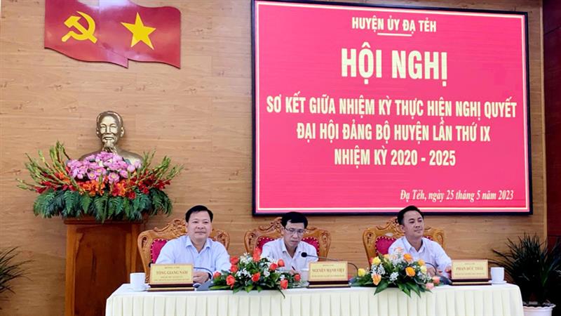 Các đồng chí lãnh đạo huyện Đạ Tẻh chủ trì Hội nghị.