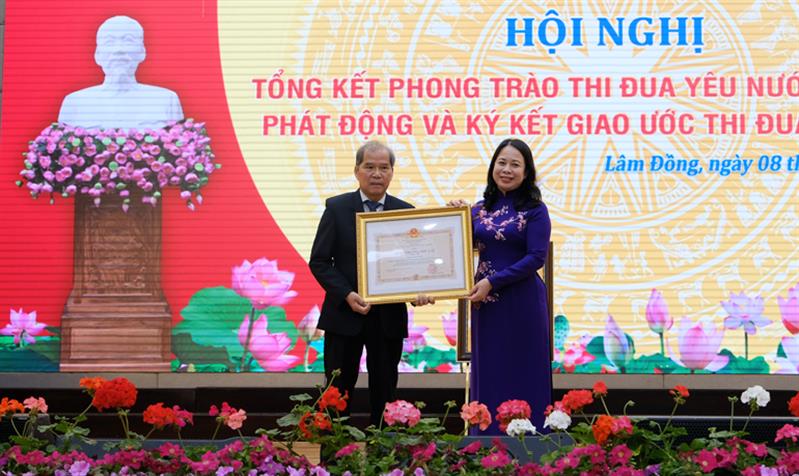 Đồng chí Võ Thị Ánh Xuân - Ủy viên Ban Chấp hành Trung ương Đảng, Phó Chủ tịch nước Cộng hòa xã hội chủ nghĩa Việt Nam, Phó Chủ tịch thứ nhất Hội đồng Thi đua – Khen thưởng Trung ương trao Huân chương Độc lập hạng nhì cho đồng chí Nguyễn Xuân Tiến – Nguyên Ủy viên Ban Chấp hành Trung ương Đảng, nguyên Bí Thư Tỉnh uỷ Lâm Đồng
