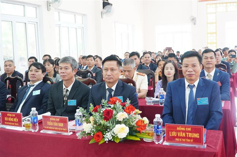 Đồng chí Lưu Văn Trung, Phó Bí thư Tỉnh ủy Lâm Đồng và các đại biểu tham dự Đại hội