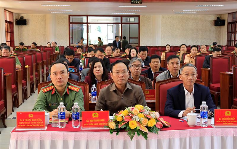 Các đồng chí lãnh đạo tỉnh tham dự hội nghị.