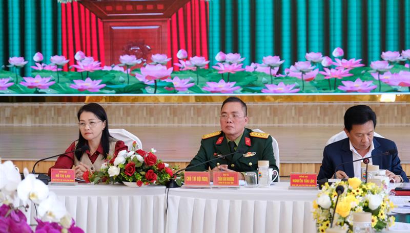 Các đồng chí chủ trì hội nghị.