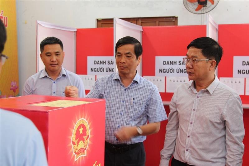 Đồng chí Võ Thanh Bình kiểm tra điểm bầu cử tại Phường La Gi