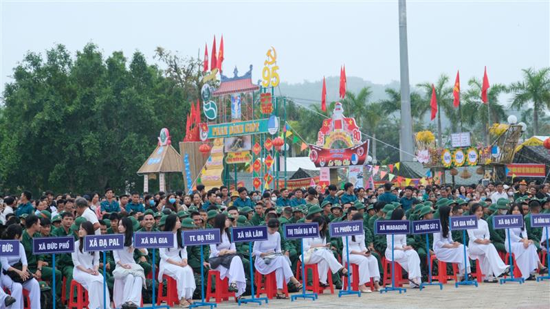 Các tân binh huyện Đạ Huoai hăng hái lên đường nhập ngũ
